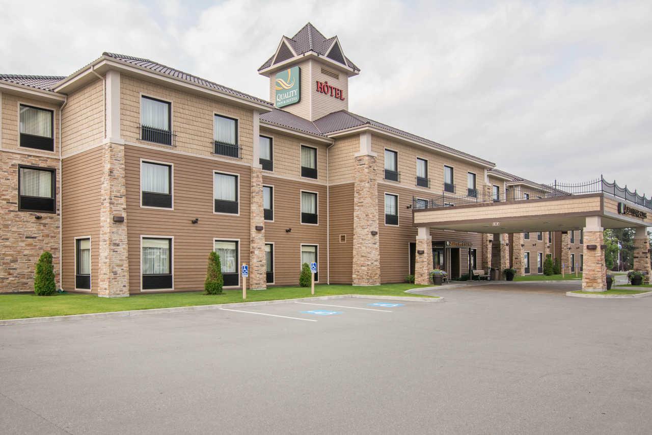 Quality Inn & Suites Валь-д'Ор Экстерьер фото