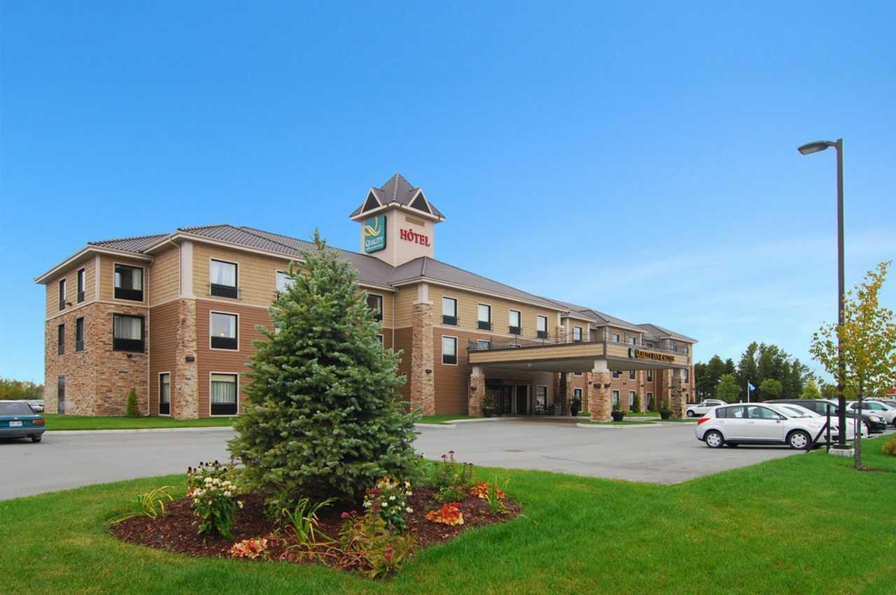 Quality Inn & Suites Валь-д'Ор Экстерьер фото