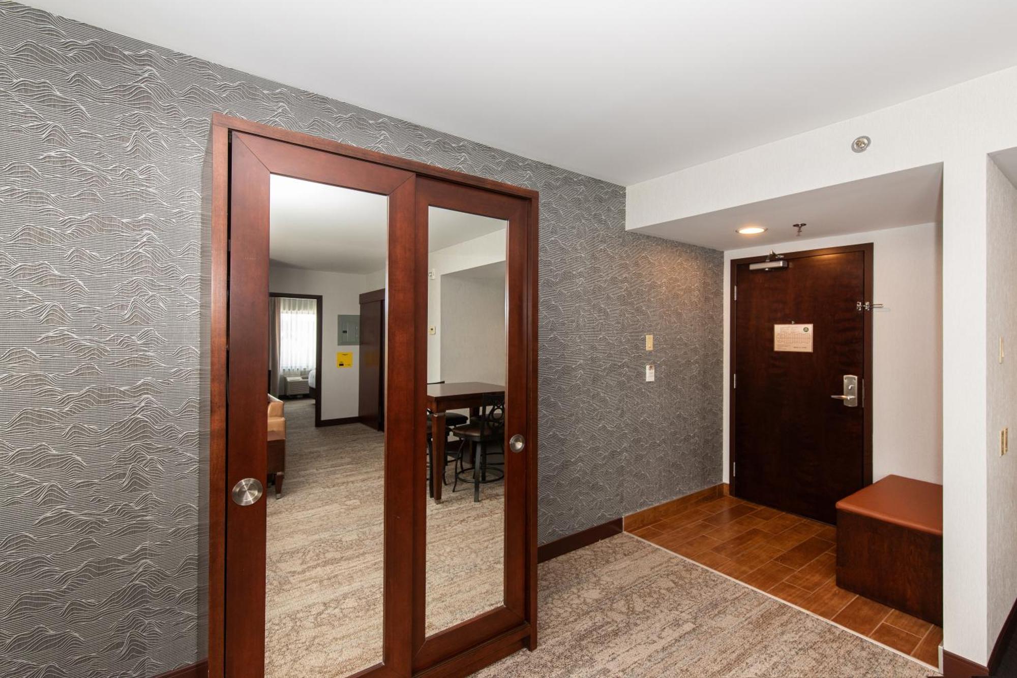 Quality Inn & Suites Валь-д'Ор Экстерьер фото