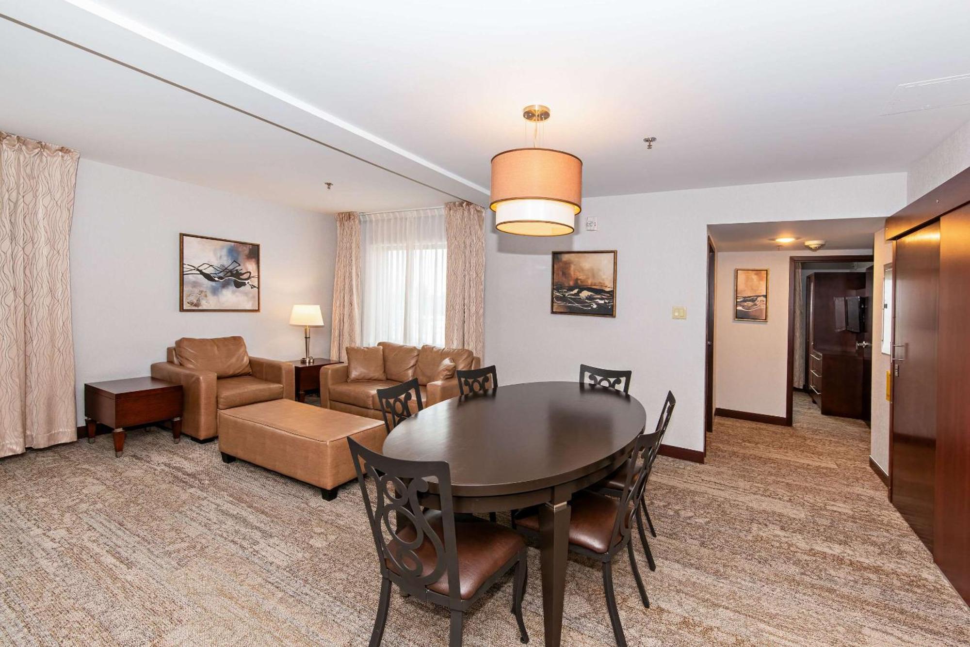 Quality Inn & Suites Валь-д'Ор Экстерьер фото